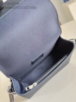 Interno di una borsa elegante grigia con scomparto zip e logo discreto.