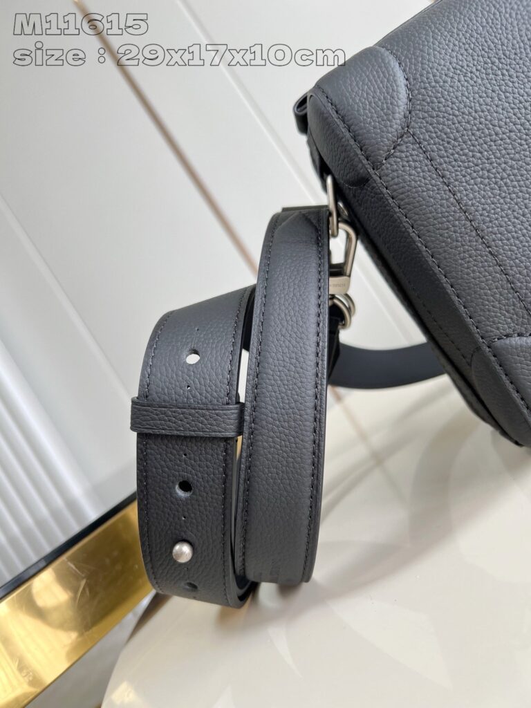 Borsa elegante in pelle grigia con tracolla rimovibile, design raffinato e dettagli metallici sofisticati.
