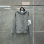Felpa grigia sportiva con strisce bianche, stile urbano e comfort casual.