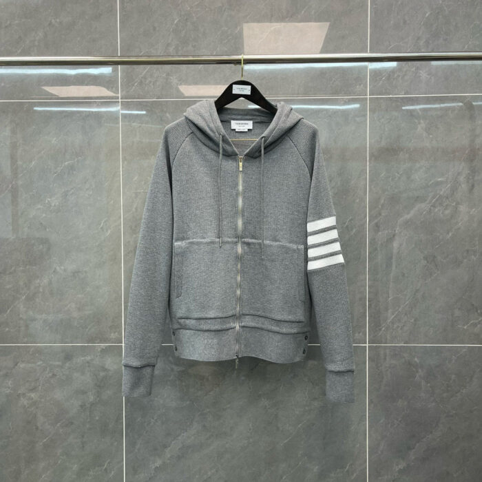 Felpa grigia sportiva con strisce bianche, stile urbano e comfort casual.