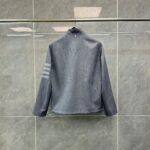 Giacca grigia moderna con strisce sportive, stile casual e semiformale, perfetta per ogni stagione.