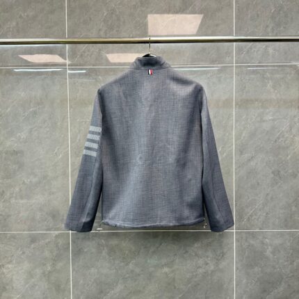 Giacca grigia moderna con strisce sportive, stile casual e semiformale, perfetta per ogni stagione.