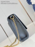 Borsa elegante grigia in pelle con catena dorata, perfetta per ogni occasione sofisticata.
