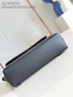 Borsa donna in pelle grigia, design minimalista, elegante e versatile per ogni occasione.