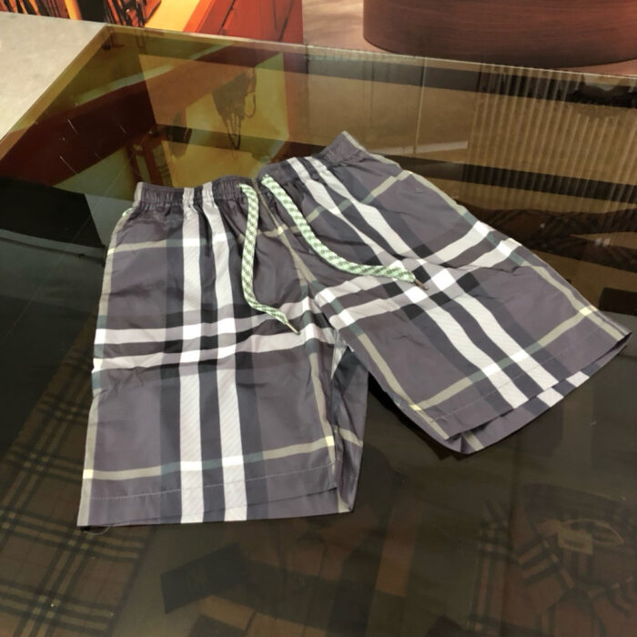 Pantaloncini da spiaggia a quadri grigi, elastici e rapid dry, stile moderno e di tendenza.