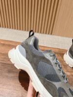 Sneaker grigia moderna con suola chunky, design sporty chic e comfort daily.