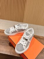 Scarpe sneakers grigie moderne su scatola arancione, stile casual e versatile, display elegante e di tendenza.