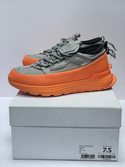 Sneakers grigie moderne con suola arancione, comfort, stile e supporto per ogni attività quotidiana.
