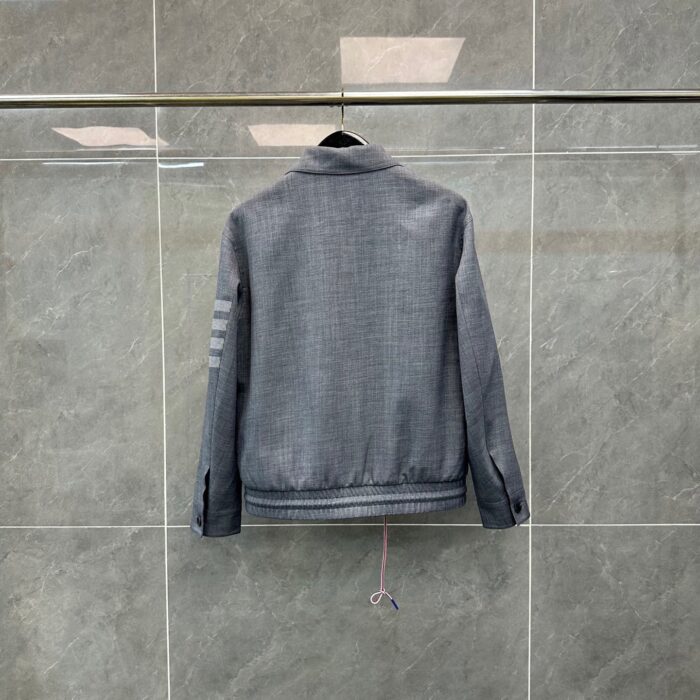 Giacca grigia moderna con elastico, strisce sulle maniche, stile versatile e di tendenza.