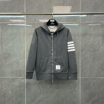 Felpa grigia con zip, strisce sportive bianche e logo, perfetta per stile casual e sportivo.