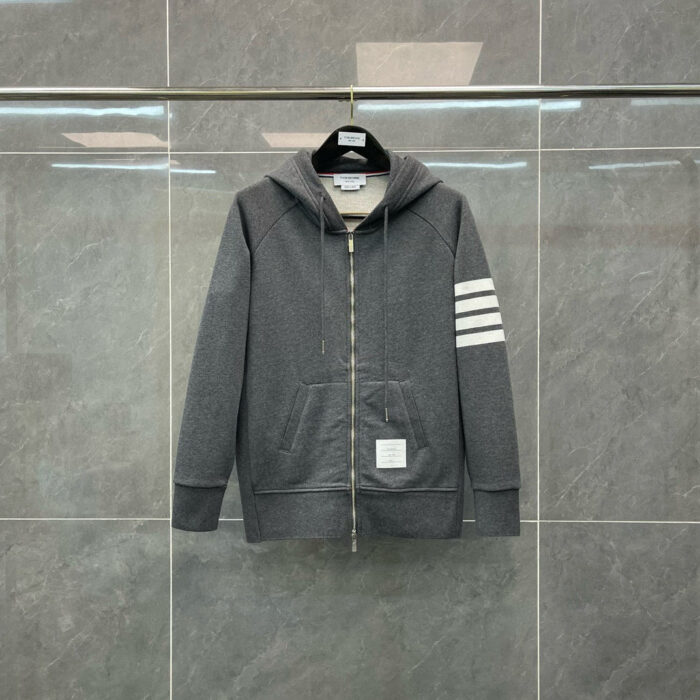 Felpa grigia con zip, strisce sportive bianche e logo, perfetta per stile casual e sportivo.