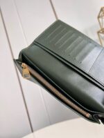 Borsetta verde in pelle con zip dorata, stile elegante e moderno per ogni occasione.