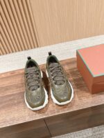 Sneakers verdi moderne con suola bianca e scatola arancione, stile streetwear e moda urbana.