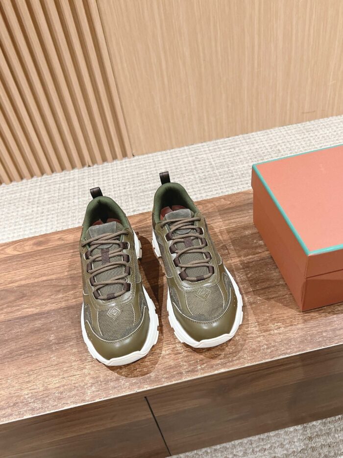 Sneakers verdi moderne con suola bianca e scatola arancione, stile streetwear e moda urbana.