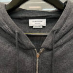 Felpa zip grigia con motivo waffle e logo Thombrowne, stile casual e high-end uomo.
