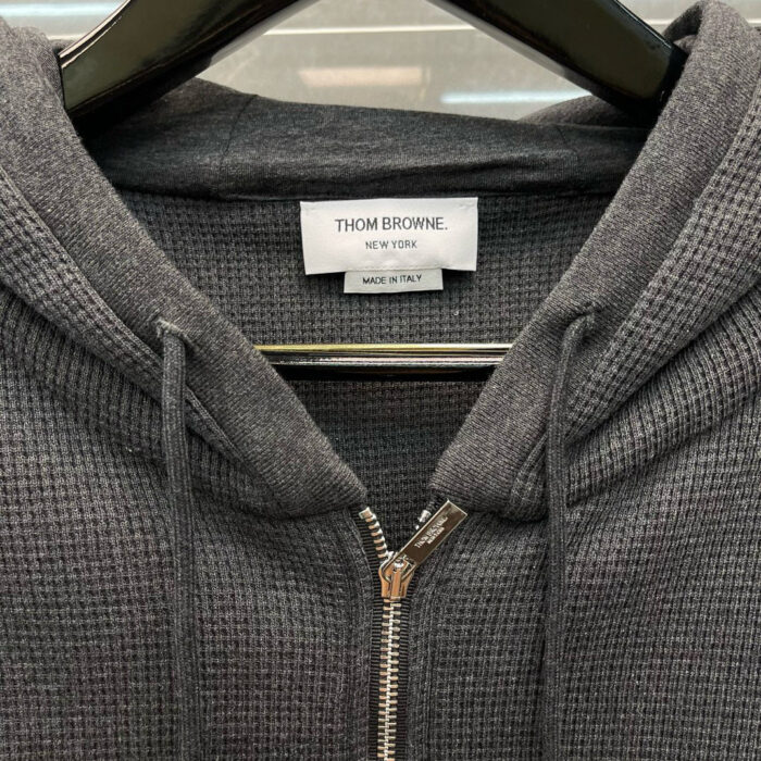 Felpa zip grigia con motivo waffle e logo Thombrowne, stile casual e high-end uomo.