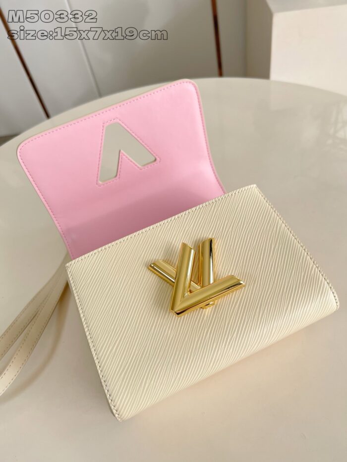 Elegante borsa in pelle crema con dettagli dorati e interno rosa pastello, versatile e raffinata.
