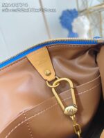 Interno di una borsa eleganti in pelle con zip oro e fodera blu vivace.