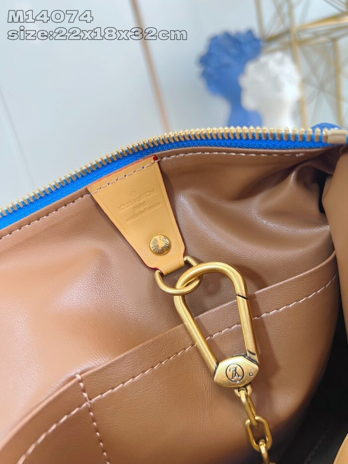 Interno di una borsa eleganti in pelle con zip oro e fodera blu vivace.