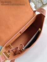 Interno di borsa rosa elegante con scomparti, dettagli oro e tasca zip, stile sofisticato.