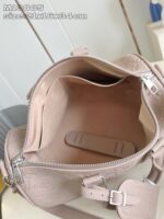 Borsa donna in beige con interno spazioso, chiusura a zip e dettagli eleganti.