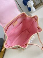 Interno di borsa di lusso con design artistico e dettagli eleganti, stile moderno e raffinato.
