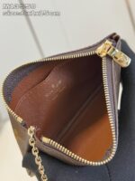 Borsetta piccola in pelle con zip dorata, dettagli eleganti e interno spazioso e di qualità.