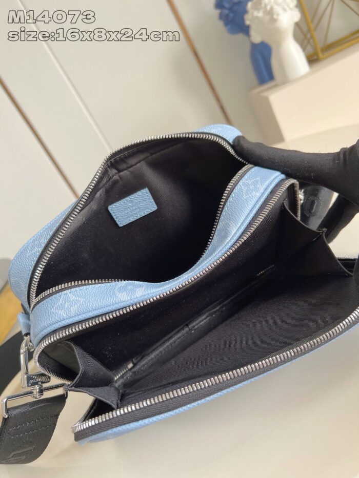 Borsa donna blu chiaro elegante con scomparti, design moderno e dettagli di alta qualità.