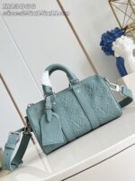 Borsa elegante Tèal con tracolla e dettagli di lusso su superficie chiara e raffinata.