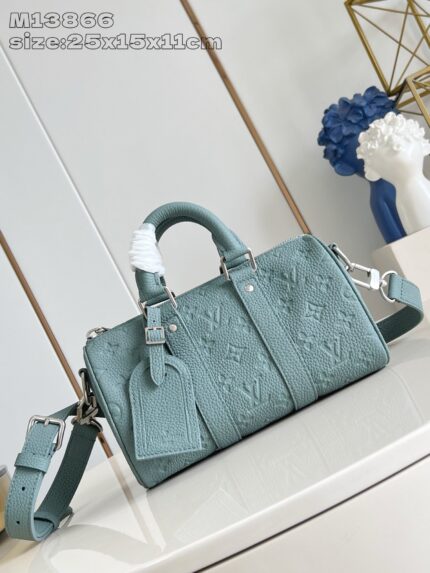 Borsa elegante Tèal con tracolla e dettagli di lusso su superficie chiara e raffinata.