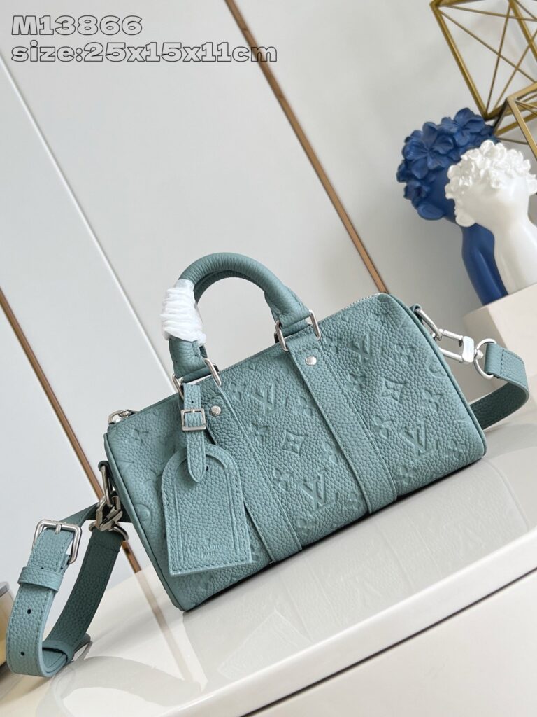 Borsa elegante Tèal con tracolla e dettagli di lusso su superficie chiara e raffinata.