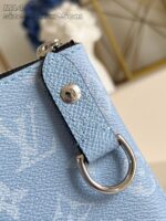Borsa blu elegante in pelle con zip e dettagli metallici, perfetta per uno stile raffinato.