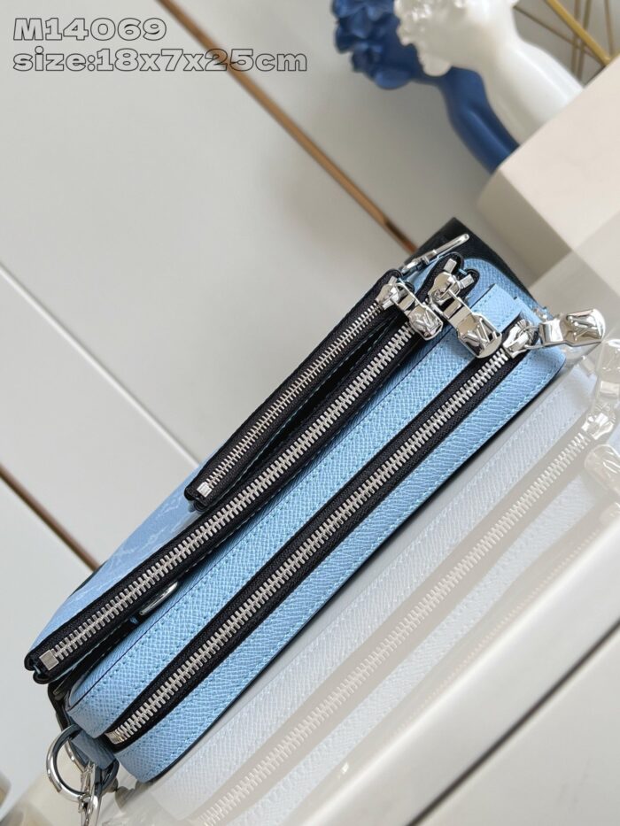 Portafoglio moderno in blu pastello e nero con zip e scomparti organizzati.