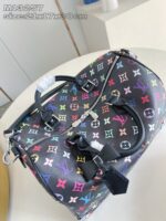 Borsa Louis Vuitton con logo colorato, stile moderno e design versatile.