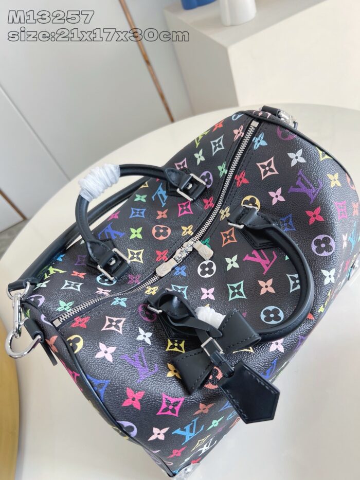 Borsa Louis Vuitton con logo colorato, stile moderno e design versatile.