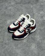 Sneakers di lusso bianche con logo blu e rosso, design elegante e comfort quotidiano.