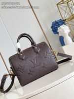 Borsa di lusso in pelle con hardware dorato, stile elegante e design moderno.