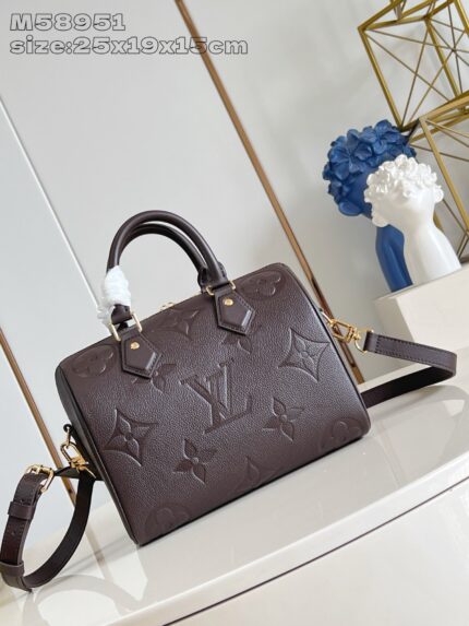 Borsa di lusso in pelle con hardware dorato, stile elegante e design moderno.