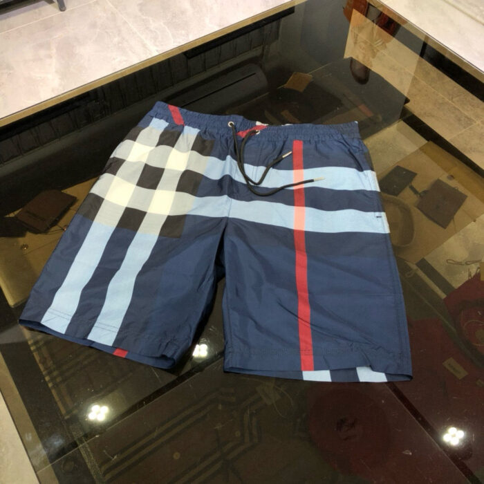 Shorts da bagno a quadri blu, rosso, bianco, stile moderno e colorato.