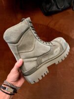 Stivale combat moderno grigio con suola chunky, stile urbano e design resistente.