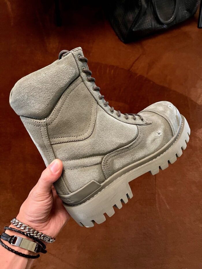 Stivale combat moderno grigio con suola chunky, stile urbano e design resistente.