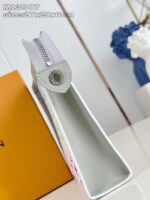 Pochette moderna e elegante in bianco pastello per cosmetici, cancelleria o accessori.