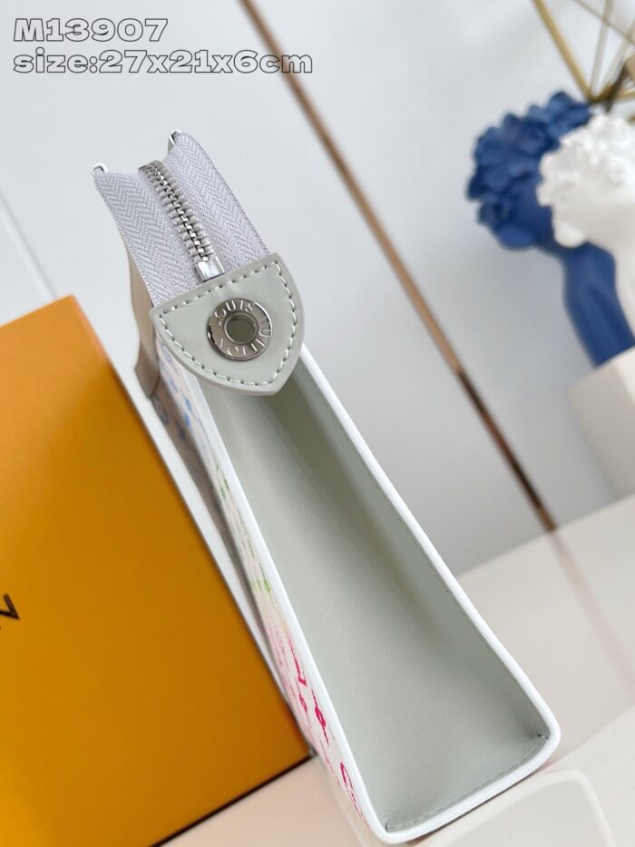 Pochette moderna e elegante in bianco pastello per cosmetici, cancelleria o accessori.
