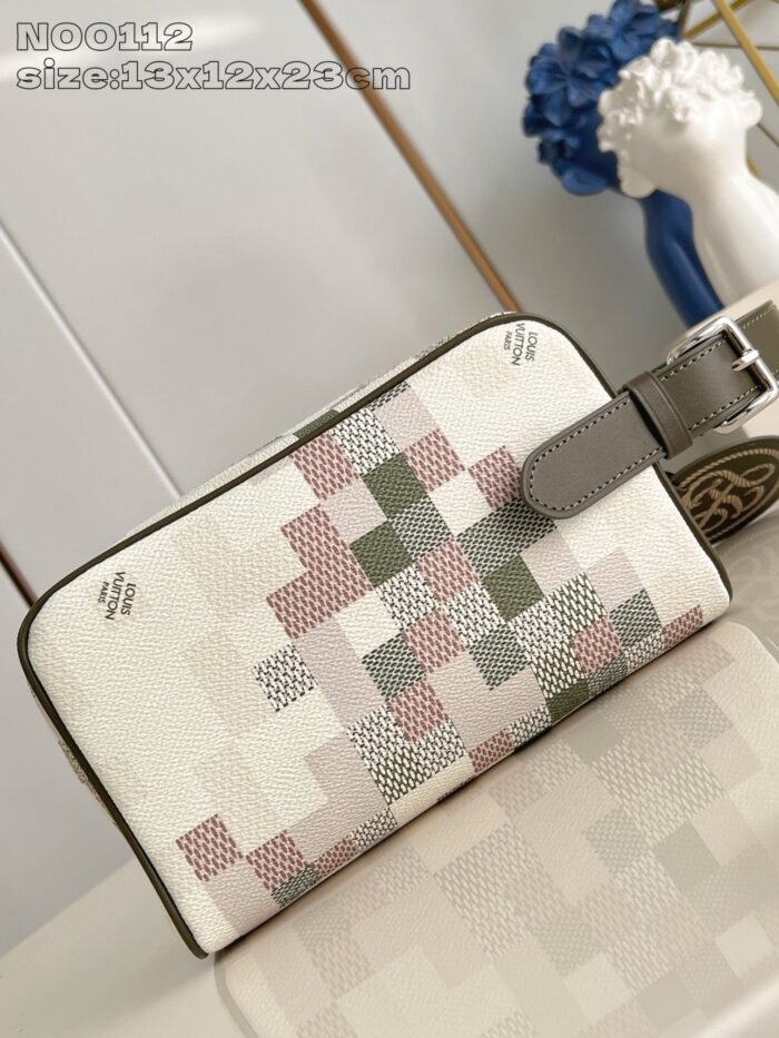 Portafoglio moderno con design pixelato pastello e strap grigia elegante.