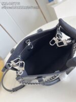 Borsa nera elegante in pelle con manici e catena, perfetta per ogni occasione.