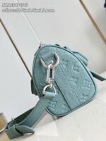 Borsa donna in turchese opaco con dettagli in argento e tracolla regolabile elegante.