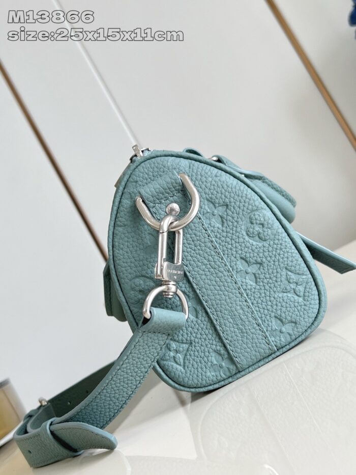 Borsa donna in turchese opaco con dettagli in argento e tracolla regolabile elegante.