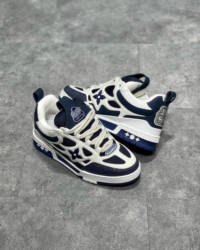 Sneakers moderni navy e bianco con suola antiscivolo e design traspirante, perfetti per il casual urbano.