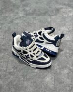 Scarpe da sneakers moderne in navy e bianco, design confortevole e stile versatile.