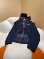 Felpa navy moderna su sedia floreale morbida, stile casual e comfort everyday.